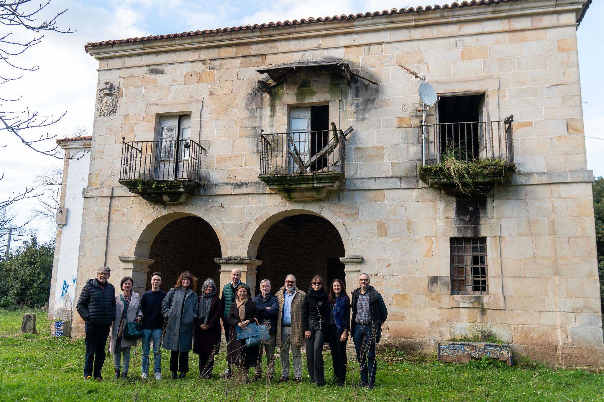 El alcalde de Puente Viesgo junto a miembros del jurado de Arte Público y de la Fundación EDP visitando la casona