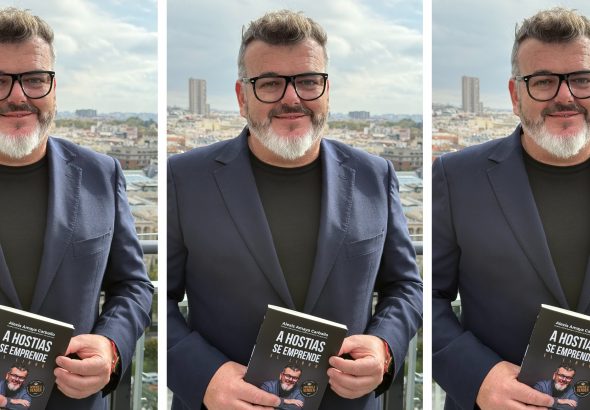 Alexis Amaya durante el desayuno con medios en el Club Financiero de Madrid, donde presentó su libro 'A hostias se emprende'.