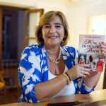 gloria-con-el-libro