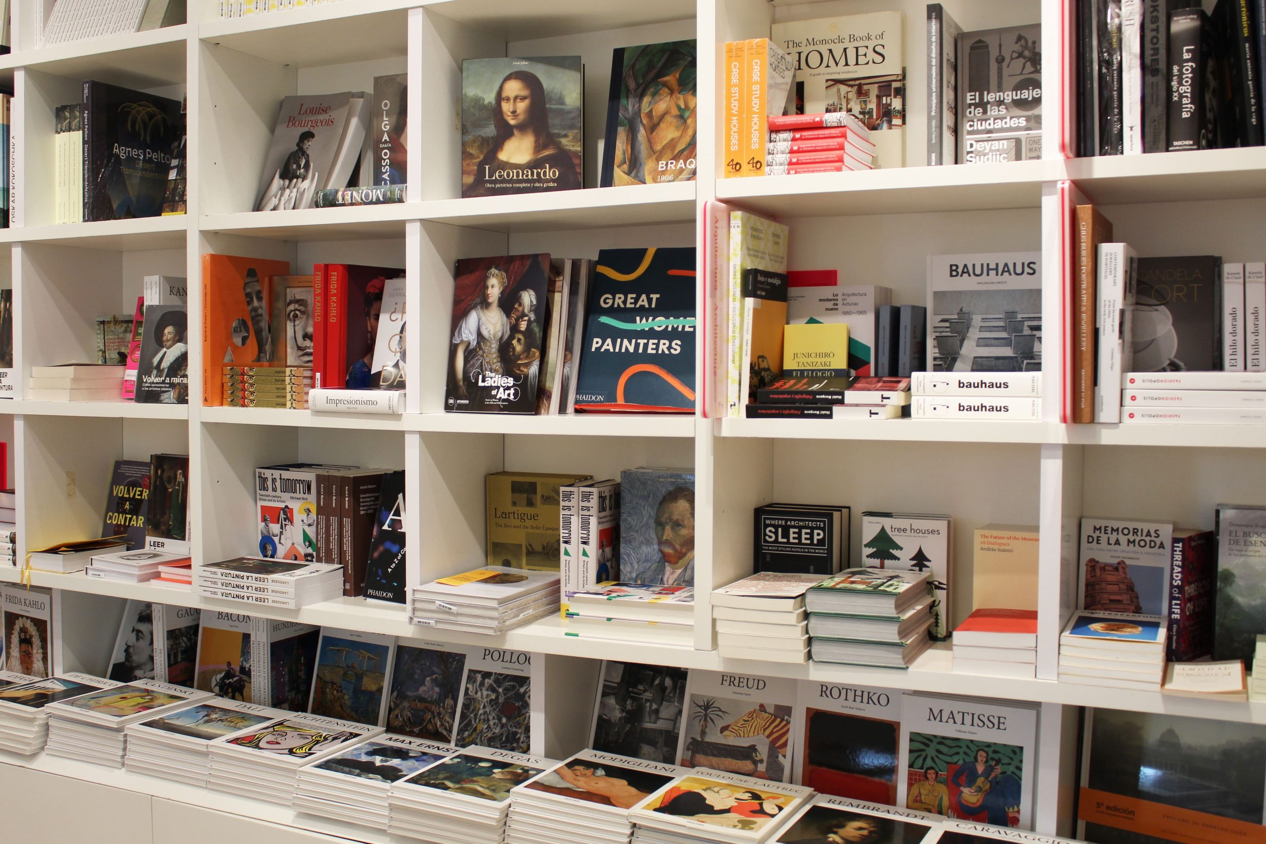 LIBRERÍA TIENDA THYSSEN