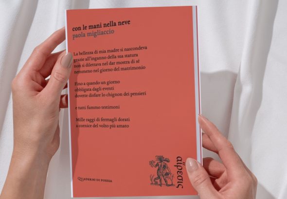 con-le-mani-nella-neve