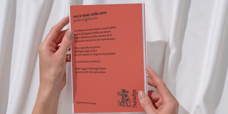 con-le-mani-nella-neve